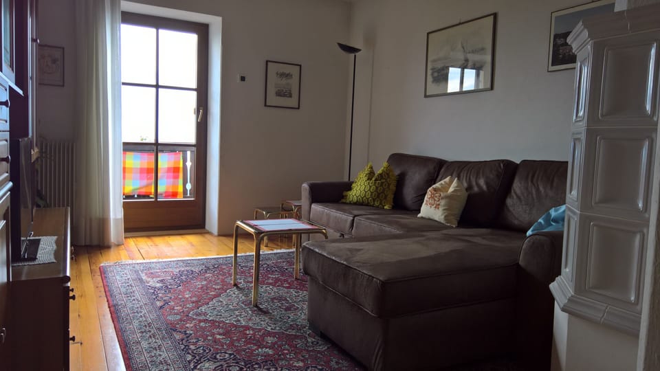 Comfort Suite | Living area | 18-inch flat-screen TV with satellite channels, TV