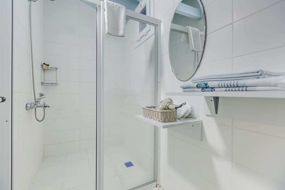 Exclusive Room | Bathroom | Shower, free toiletries, hair dryer, slippers