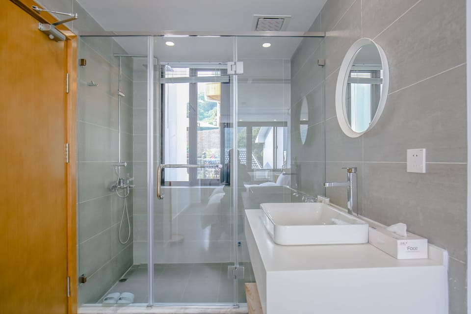 Twin Room with Mountain View | Bathroom | Shower, free toiletries, hair dryer, bathrobes