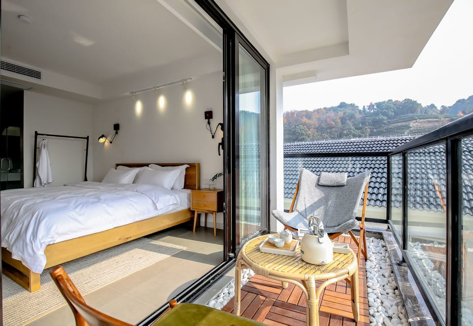 Bathtub Room with Balcony | Blackout drapes, soundproofing, free WiFi