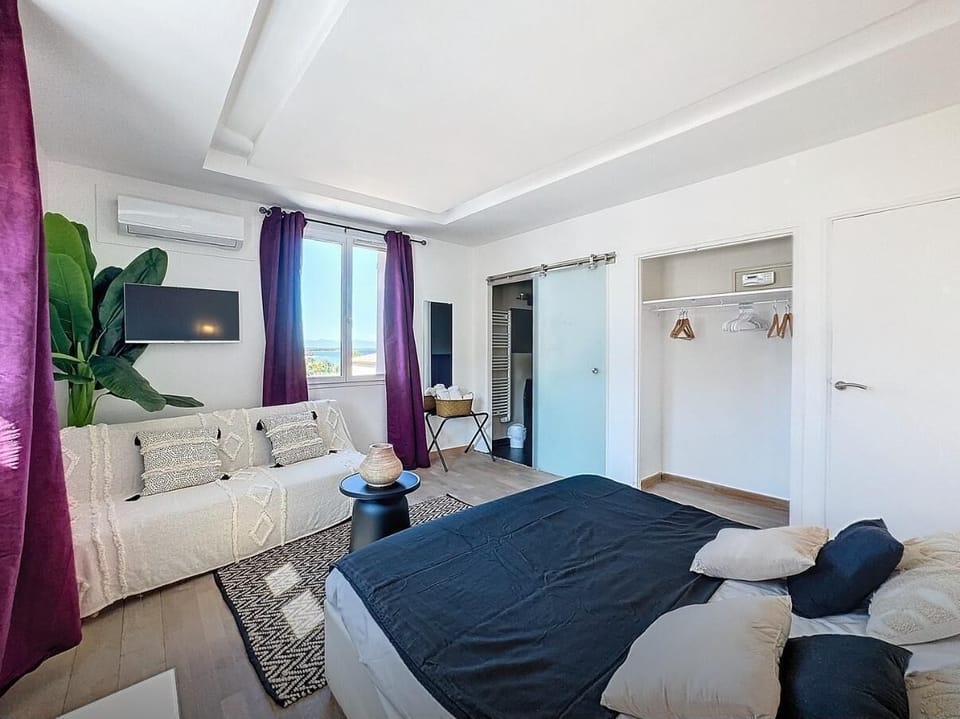 Superior Double Room | Minibar, individually decorated, individually furnished, desk