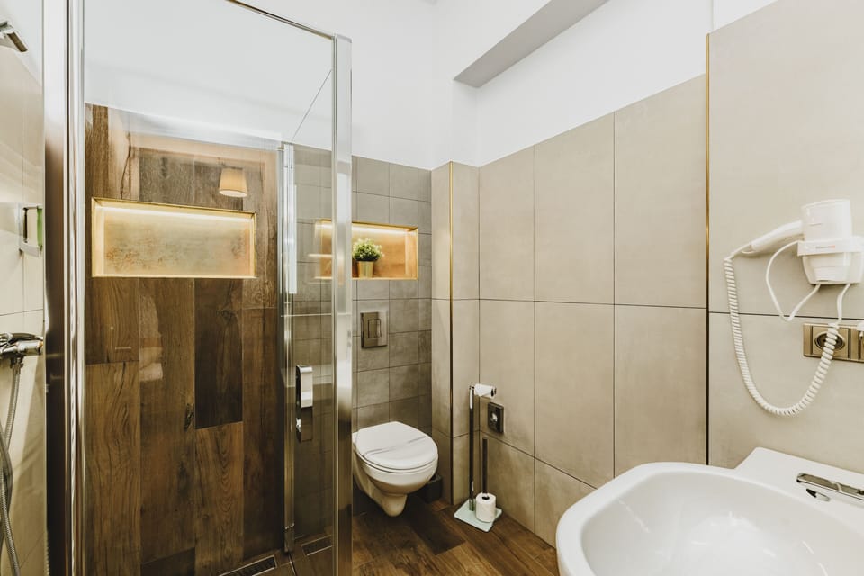 Standard Single Room | Bathroom | Shower, free toiletries, hair dryer, towels