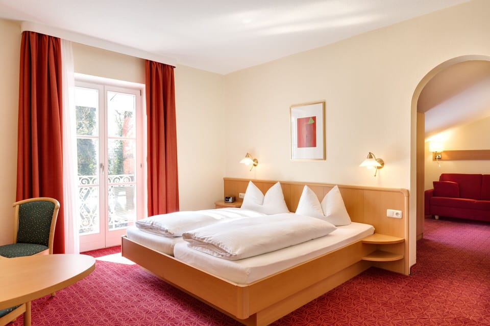 Deluxe Double or Twin Room | Hypo-allergenic bedding, in-room safe, desk, blackout drapes