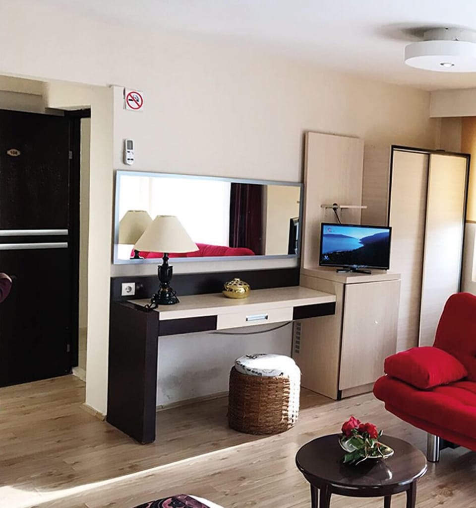 City Single Room, Pool View | Living area | Plasma TV