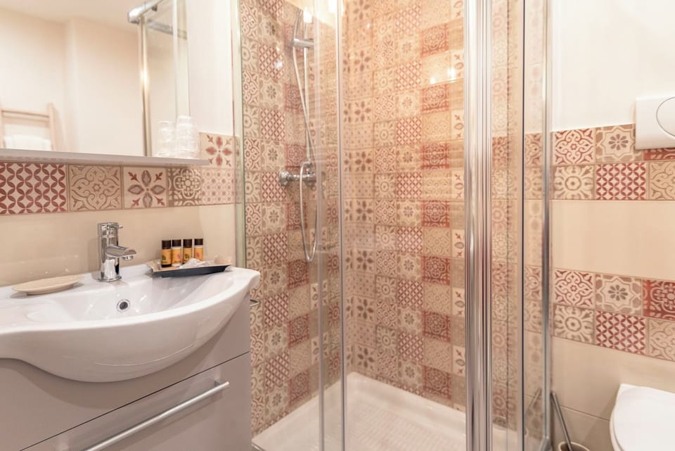Camera Quadrupla Terra | Bathroom | Shower, rainfall showerhead, free toiletries, hair dryer