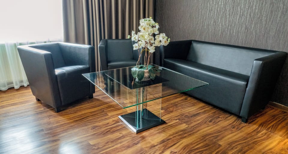 Junior Suite | Minibar, in-room safe, desk, laptop workspace