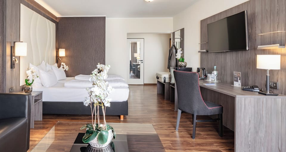 Junior Suite | Minibar, in-room safe, desk, laptop workspace