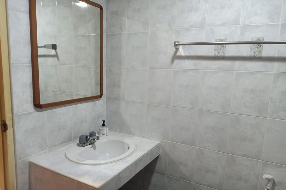 Shower, rainfall showerhead, free toiletries, towels