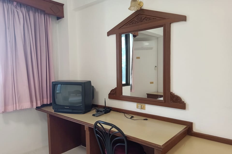 Deluxe Double Room | Desk, free WiFi, bed sheets