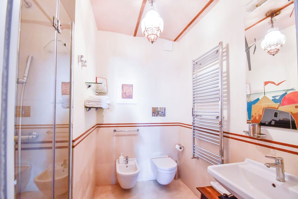 Design Room | Bathroom | Shower, free toiletries, hair dryer, bidet