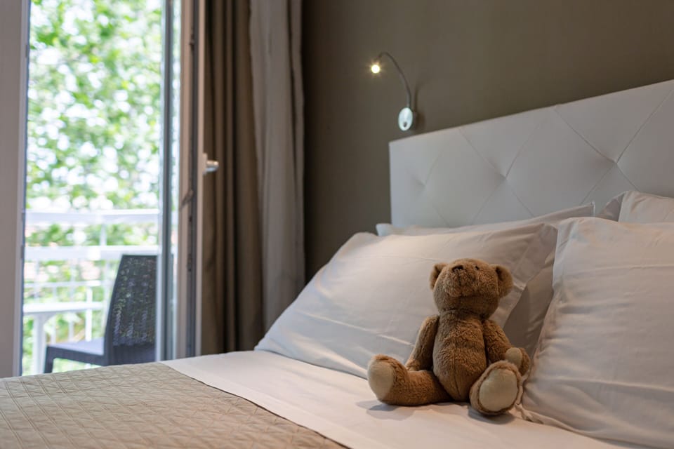 Comfort Room | Free WiFi, bed sheets