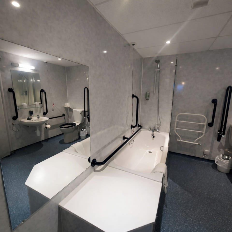 Superior Double Room, Mobility Accessible | Bathroom | Free toiletries, hair dryer, towels, soap