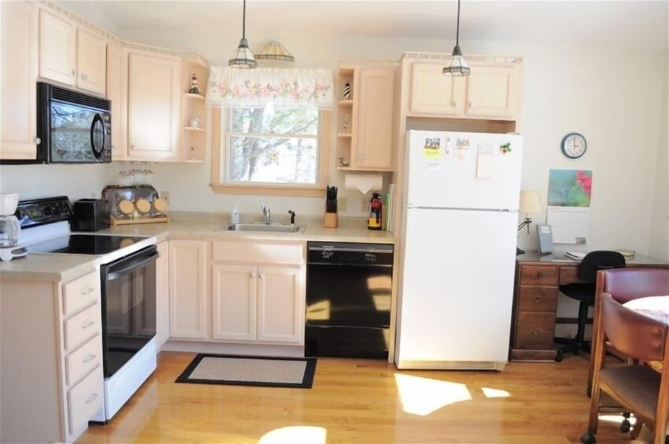 Fully-equipped kitchen/dishwasher, microwave, glass top stove. 