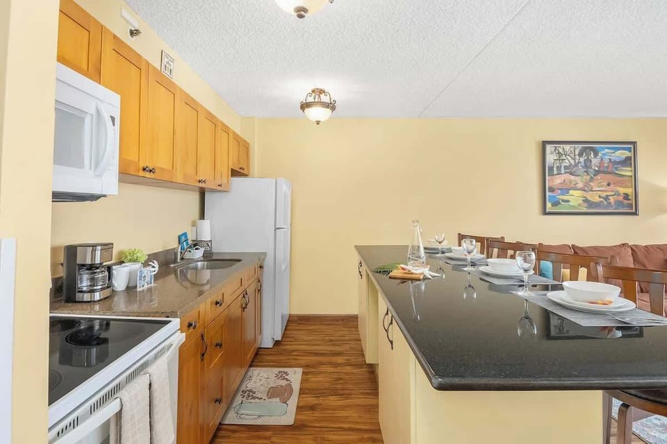 Fully equipped kitchen and kitchen counter with 4 bar stools.