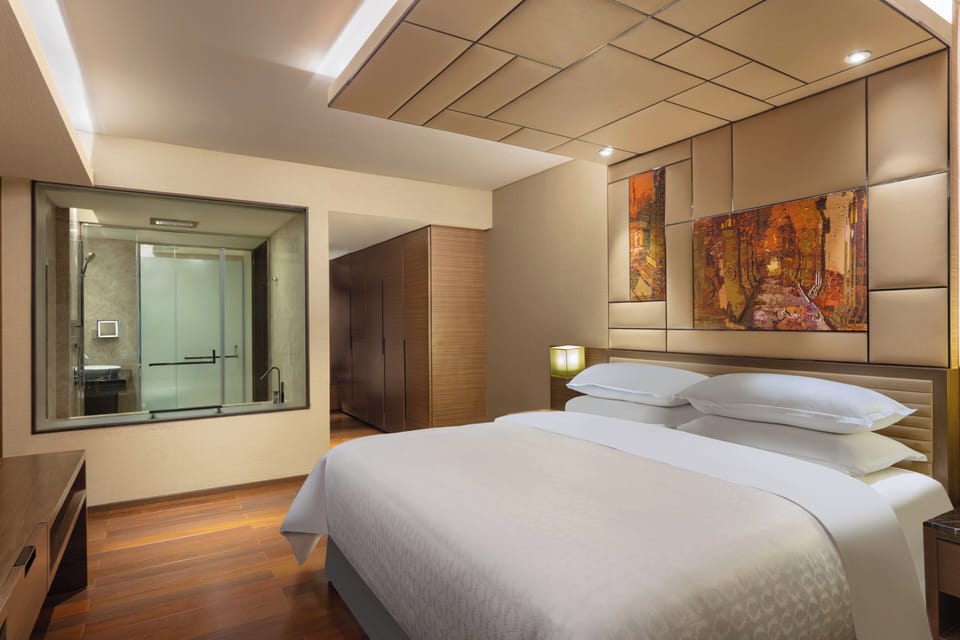 Room, 1 King Bed, City View | Hypo-allergenic bedding, down comforters, minibar, in-room safe