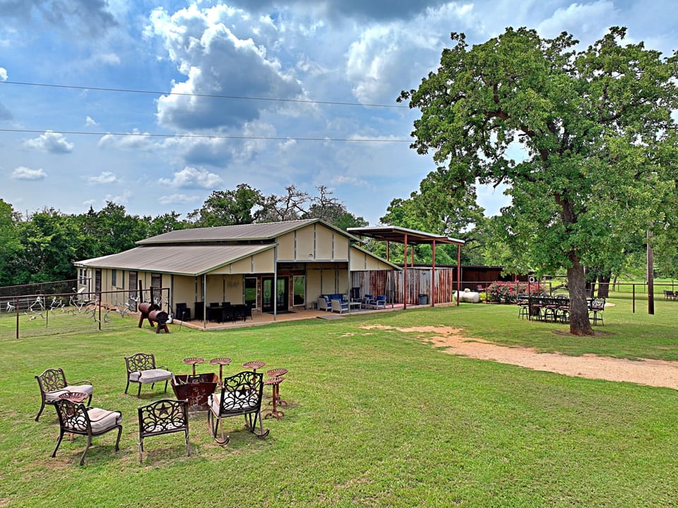 Welcome to 4D Guest Ranch Barndo!