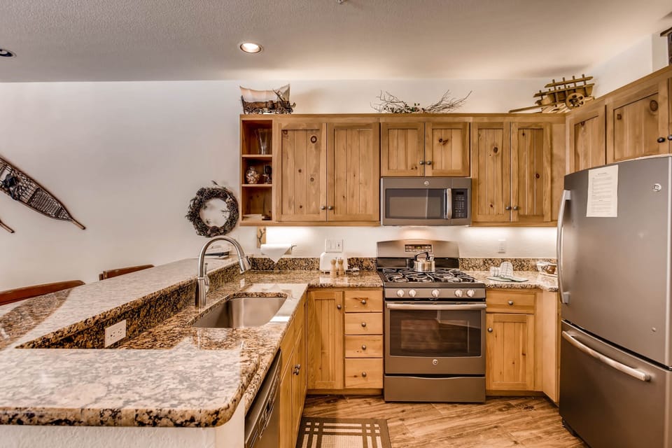 Townhome, 3 Bedrooms | Private kitchen | Fridge, microwave, oven, dishwasher