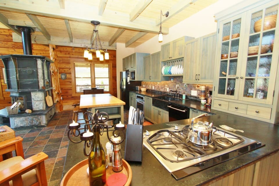The gas cooktop has five burners