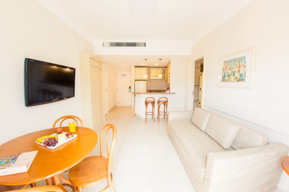 Deluxe Suite | In-room dining