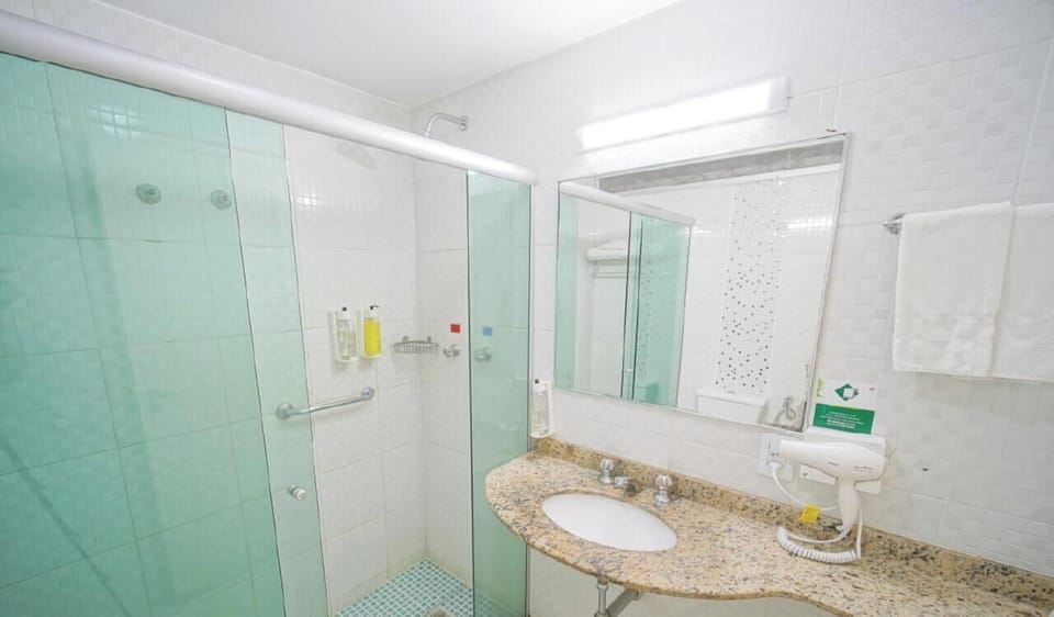 Standard Room | Bathroom | Shower, rainfall showerhead, free toiletries, hair dryer (on request)