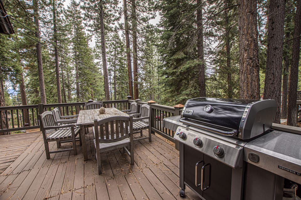 Rockwood Exterior Deck BBQ - Spacious deck w/ outdoor dining table & grill for easy meals in the fresh air