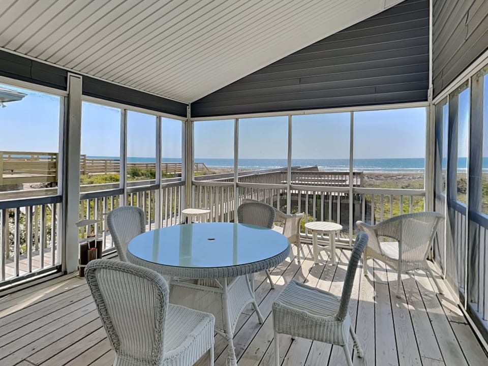 Screened Porch - Outdoor Dining Area