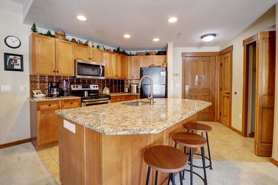 Condo, 2 Bedrooms | Private kitchen | Fridge, microwave, oven, stovetop