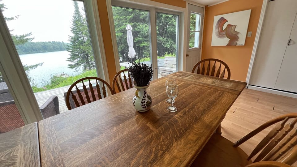 Dining room for 8 with view of lake
