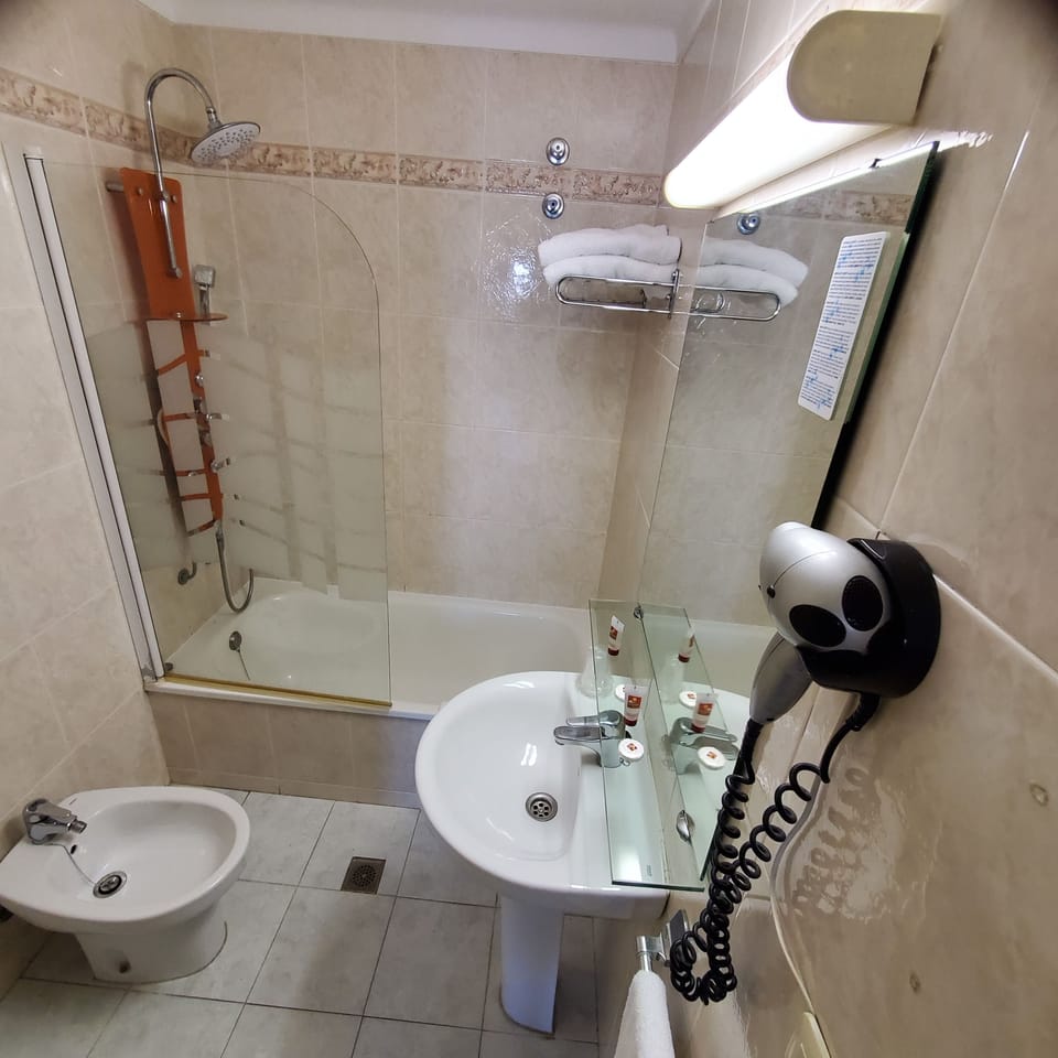 Combined shower/tub, free toiletries, hair dryer, bidet