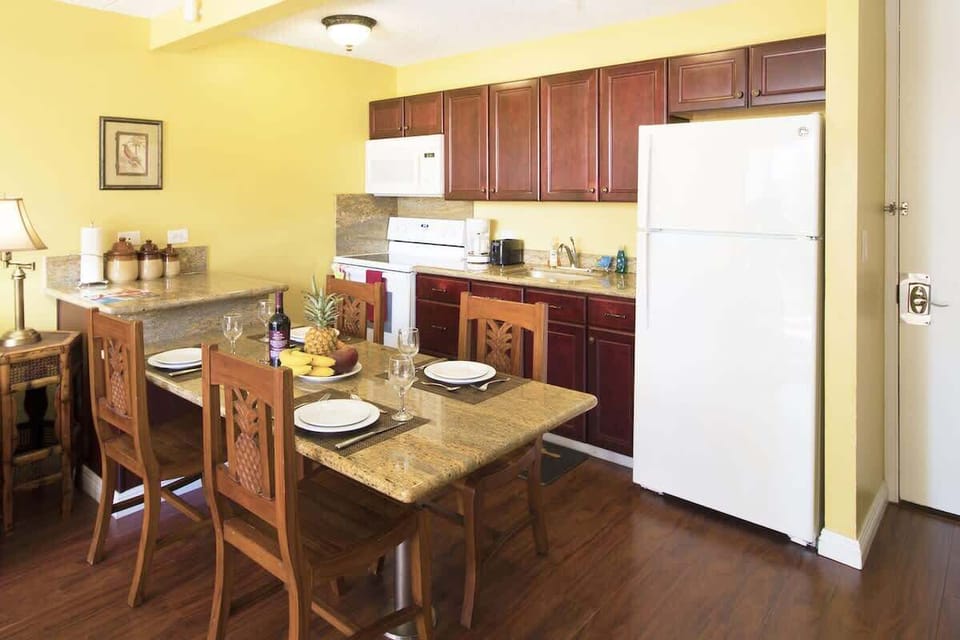 Fully equipped kitchen and dining area that seats four