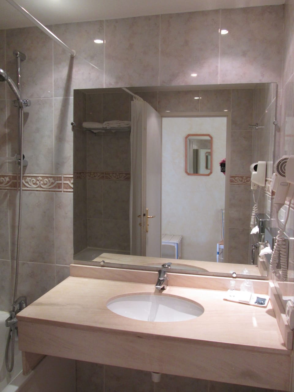 Standard Double Room | Bathroom | Rainfall showerhead, hair dryer, towels