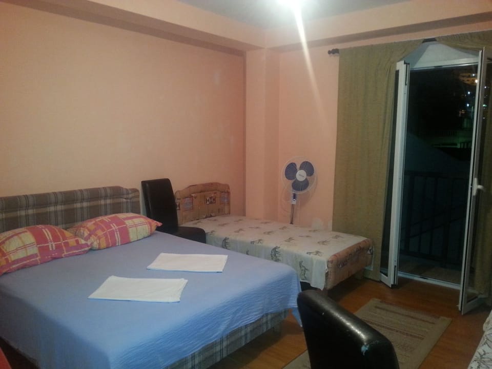 Triple Room, Balcony | Desk, soundproofing, iron/ironing board, free WiFi