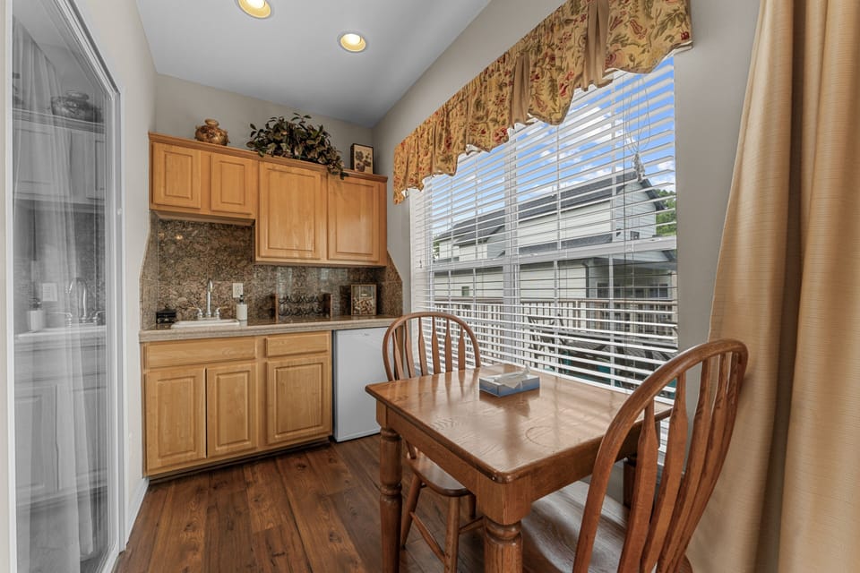 Condo, 4 Bedrooms | Dining