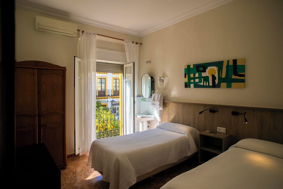 Double Room, Shared Bathroom | Individually furnished, blackout drapes, soundproofing