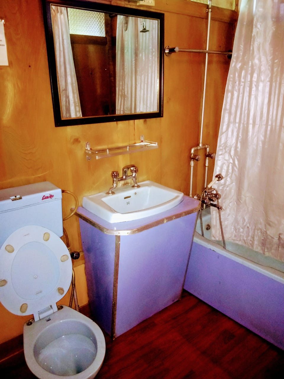 Combined shower/tub, deep soaking tub, free toiletries, towels