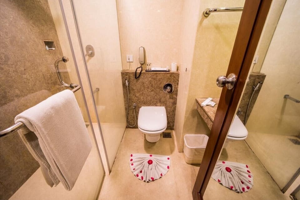 Business Double Room | Bathroom | Shower, free toiletries, towels