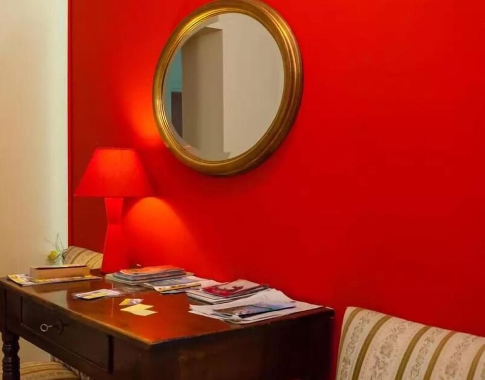 Minibar, desk, WiFi (free)