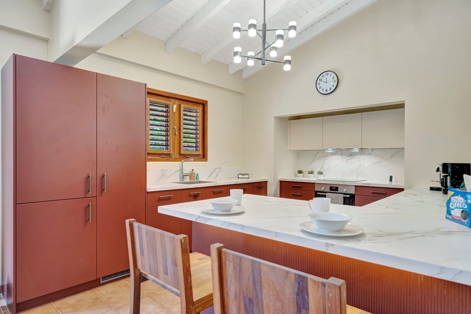 Luxurious and fully equipped kitchen of the villa in Noord, Aruba - Availability of all kitchen accessories - Elegant lighting - Large amount of storage - Sufficient space to walk and work according to your ease - Excellent bright space of villa