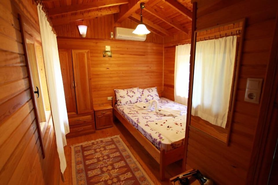 Bungalow, Garden View | Iron/ironing board, free WiFi, bed sheets