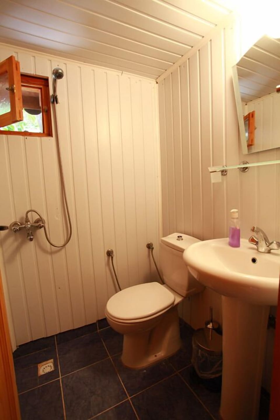 Bungalow, Garden View | Bathroom | Shower, free toiletries, hair dryer, towels