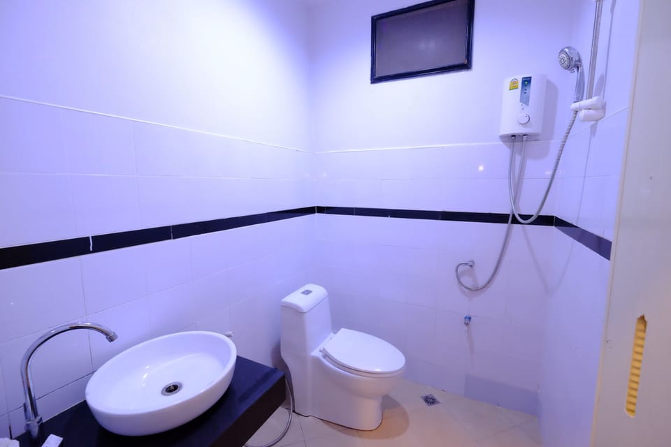 Shower, free toiletries, towels
