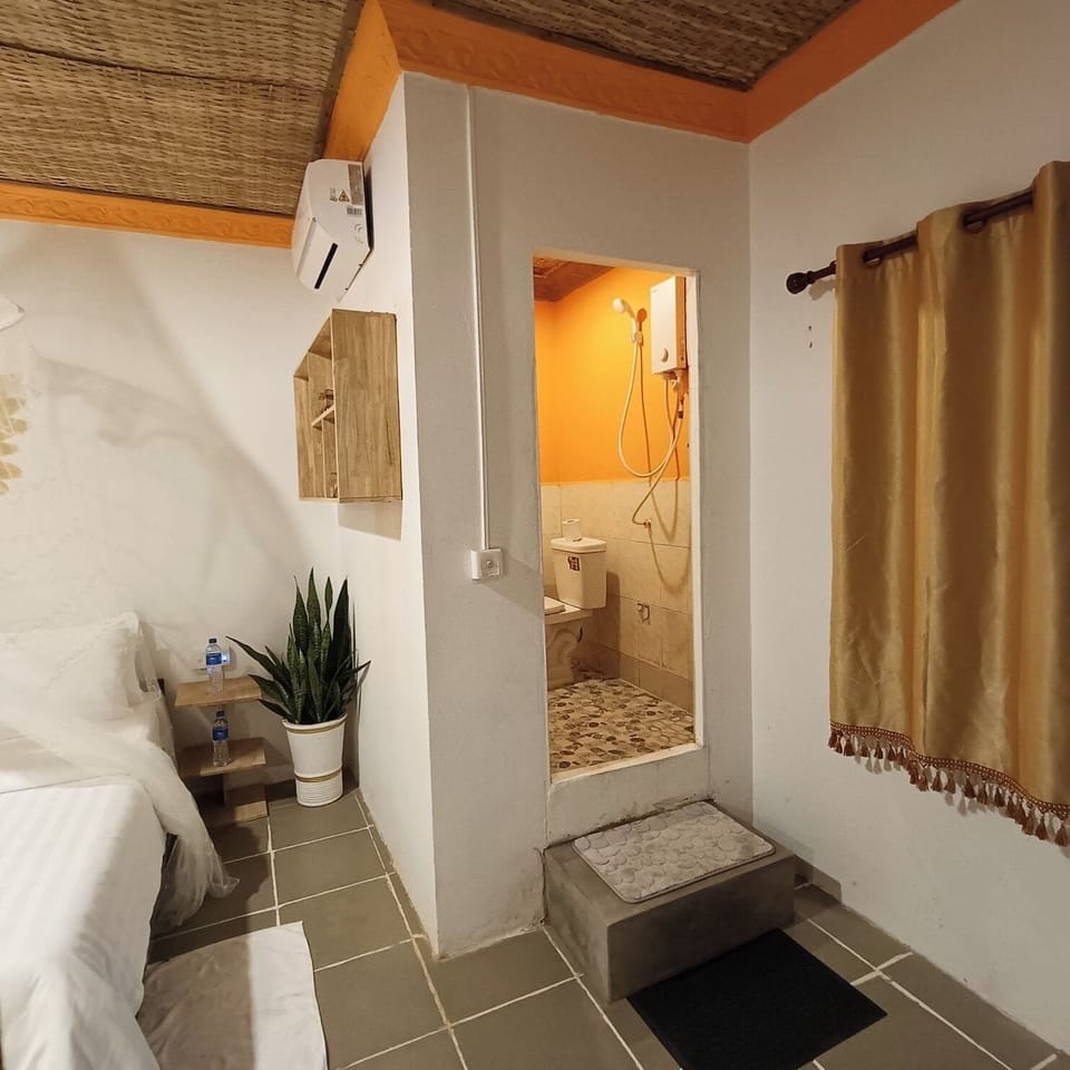 Shower, hydromassage showerhead, free toiletries, hair dryer