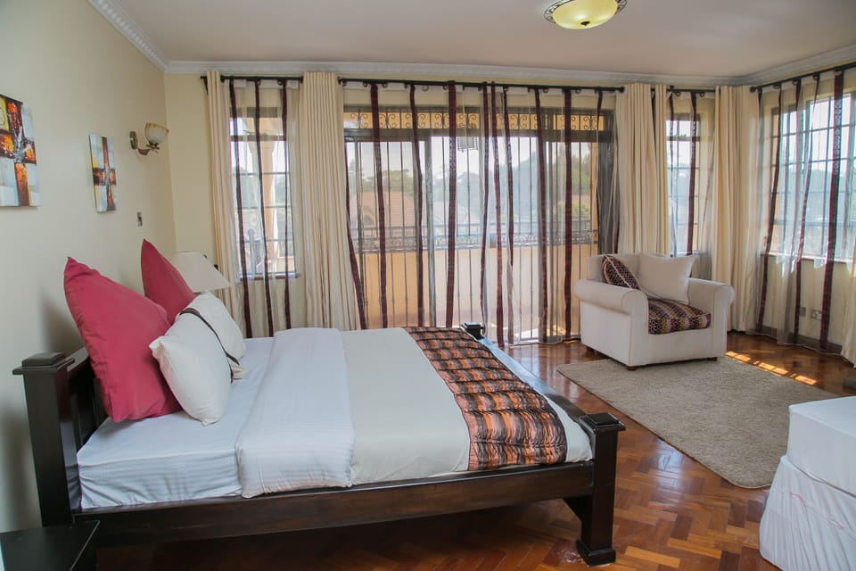 Deluxe king room with balcony and Jacuzzi | Desk, blackout drapes, iron/ironing board, free WiFi
