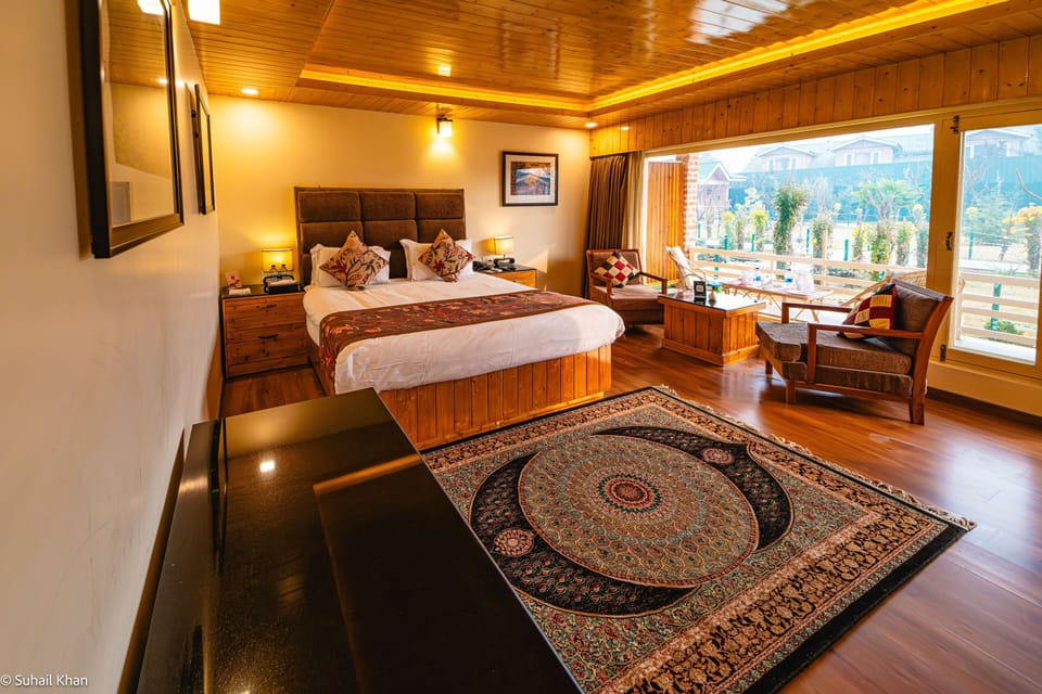Luxury Bedroom with Private Balcony | Premium bedding, minibar, in-room safe, iron/ironing board
