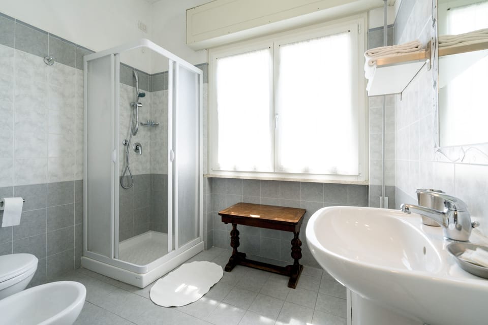 Classic Double Room, Garden View | Bathroom | Shower, free toiletries, hair dryer, bidet