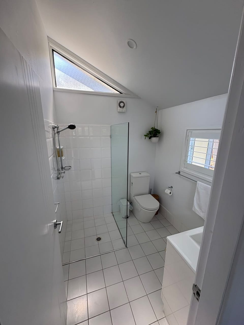 Ensuite to Bed 1 with shower toilet, toiletries