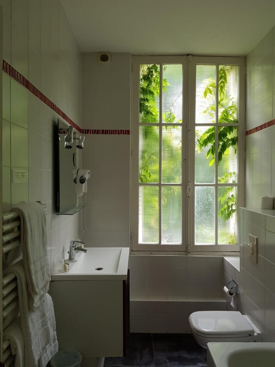 Combined shower/tub, free toiletries, hair dryer, towels