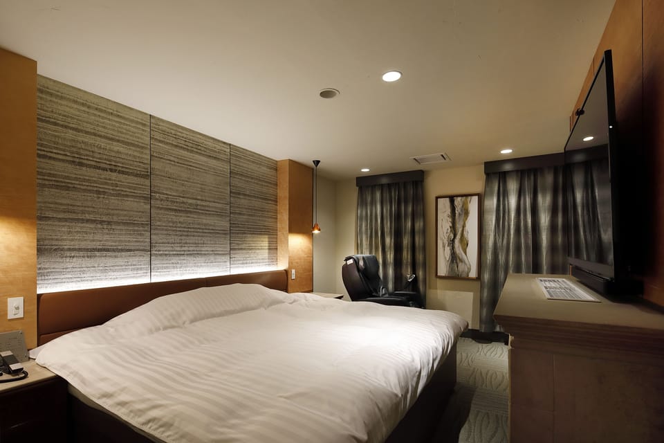 Double Room, 1 King Bed, Non Smoking | Minibar, individually decorated, individually furnished, desk