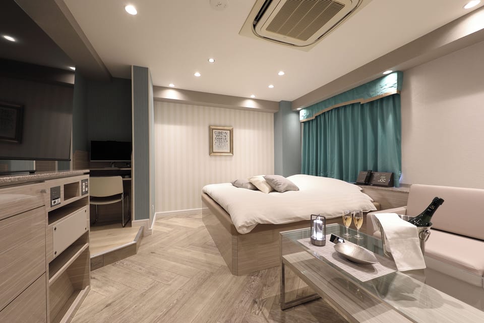 Double Room with Private Bathroom, Non Smoking | Minibar, individually decorated, individually furnished, desk