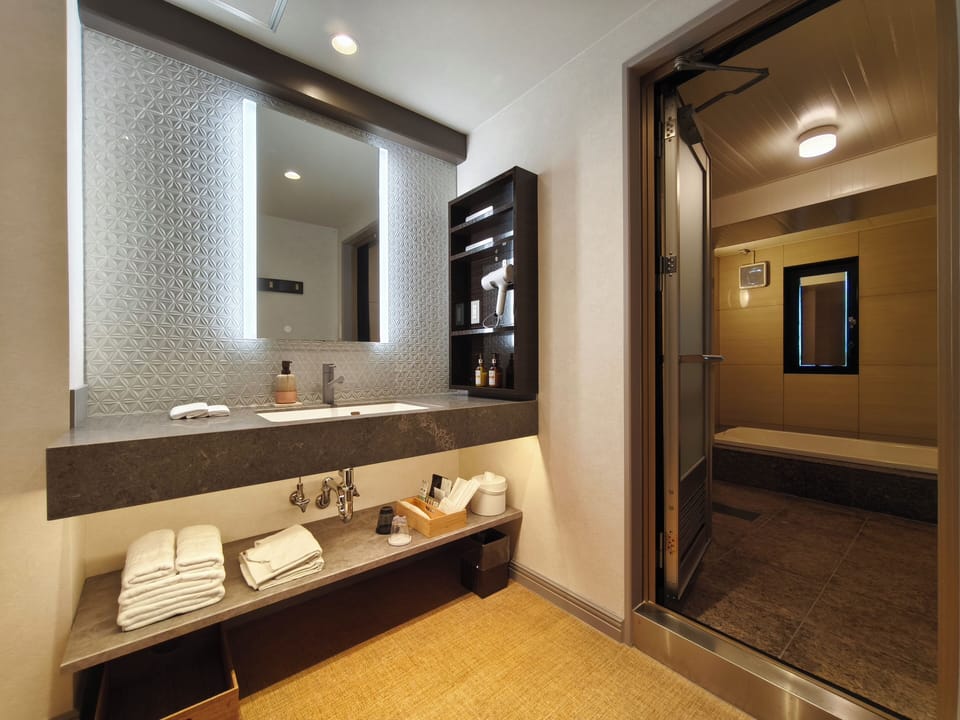 Queen Room with Spa Bath,Smoking | Bathroom amenities | Separate tub and shower, deep soaking tub, free toiletries, hair dryer
